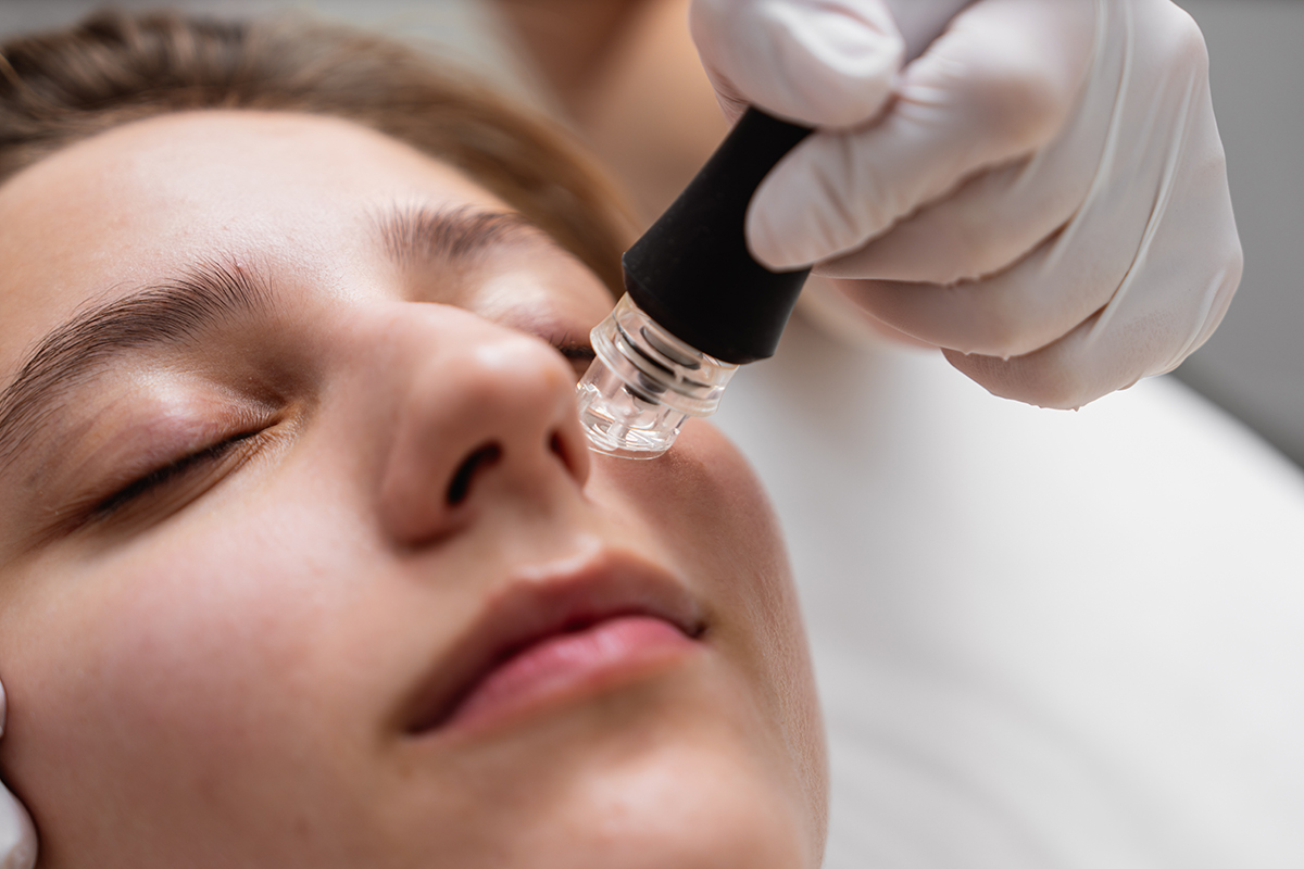 A cosmetologist performs hydropiling in a beauty salon. Skin care. A cosmetologist performs hydropiling in a beauty salon. Skin care. High quality photo