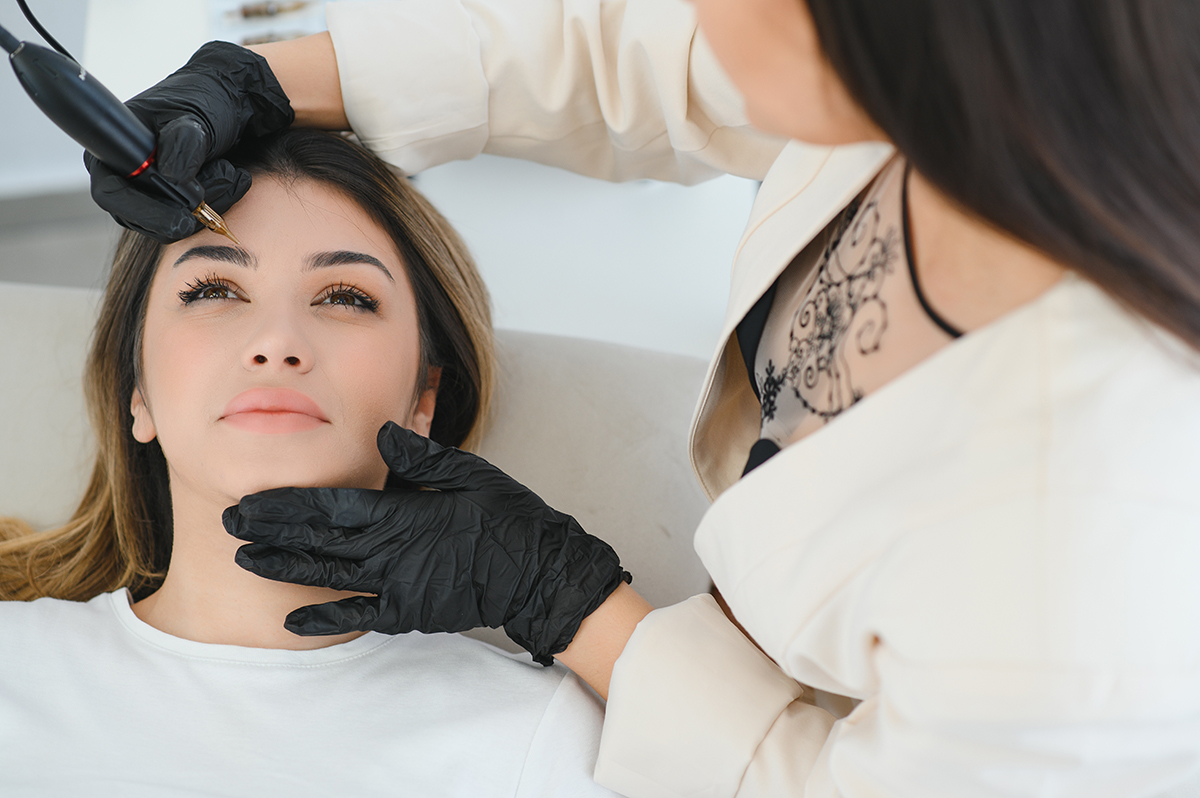 Master making permanent eyebrow make up.